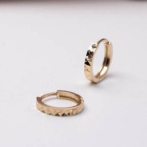 14K Solid Gold Huggie Earrings: Faceted Sleeper Hoops GE00107