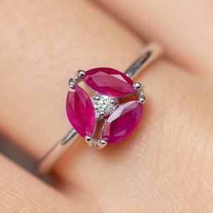 Bague en or blanc 14 carats, ornée d'un rubis taille marquise et de diamants (GR00374)