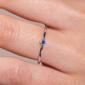 Anillo de compromiso diminuto con zafiro - Delicado anillo apilable de oro blanco para mujer - Anillo apilable con piedra de nacimiento de septiembre - Joyería Kyklos GR00280-005