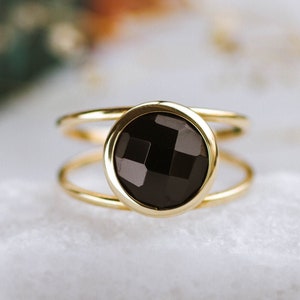 Double band gold ring with a natural black onyx gemstone 10mm diameter in bezel setting.