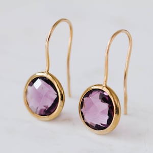 Pendientes colgantes de amatista morada en oro de 14 quilates (piedra natal de febrero, GE00002)