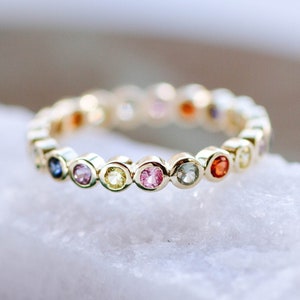 Regenbogen Saphir Ring 14K Gold Multi Rosa Eternity Wedding Band Stacking für Frauen - Jahrestag Geschenk GR00343