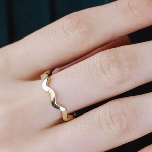 ジグザグウェーブウェディングバンドリング 14Kゴールド - シェブロンリング 華奢なスタッキング - Kyklos Jewelry - GR00087