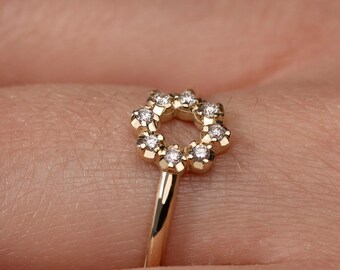 Anillo circular de oro de 14 quilates con diamantes: Anillo minimalista apilable GR00415