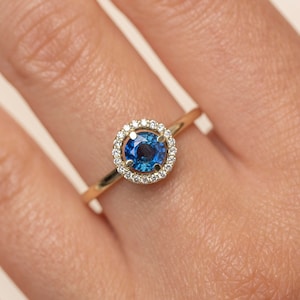 Bague de fiançailles halo de saphirs bleus avec diamants brillants - Fabriquée à la main en or massif 14 carats, pierre précieuse bleue Bague de proposition pour femme GR00278002