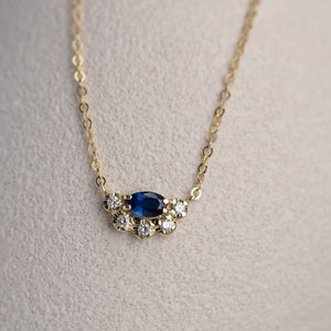 Collier saphir bleu ovale en or 14 carats avec grappe de diamants GN00193