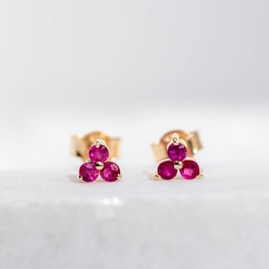 Rubin Ohrstecker 14K Gold - Juli Geburtsstein Natürliche Rubin Ohrstecker - 3 Stein Winzige Ohrringe Geburtstagsgeschenk für Sie für Mädchen GE00074-001