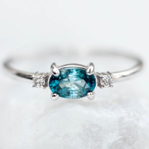 Anillo de compromiso con circonita azul verdosa natural y diamantes ovalados brillantes en oro blanco de 14 quilates para mujer - GR00289