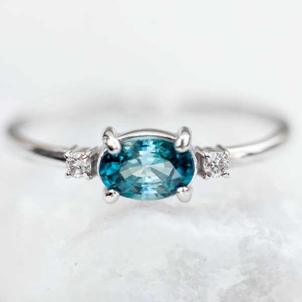 Anillo de compromiso de circonita azul verde azulado natural, diamantes ovalados, oro blanco brillante de 14 quilates para mujer - GR00289