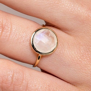 Anillo de piedra lunar en oro de 14 quilates para mujer - Piedra lunar arcoíris natural - Regalo de cumpleaños para ella de Kyklos Jewelry - GR00007