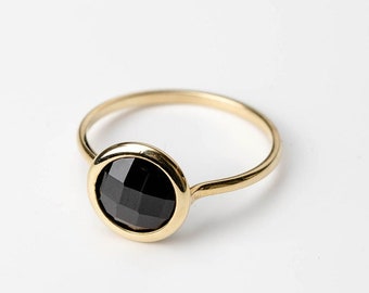 Bague en onyx noir en or massif 14 carats pour femme - Bague en onyx naturel délicat à superposer - Cadeau pour elle par Kyklos Jewelry GR00007