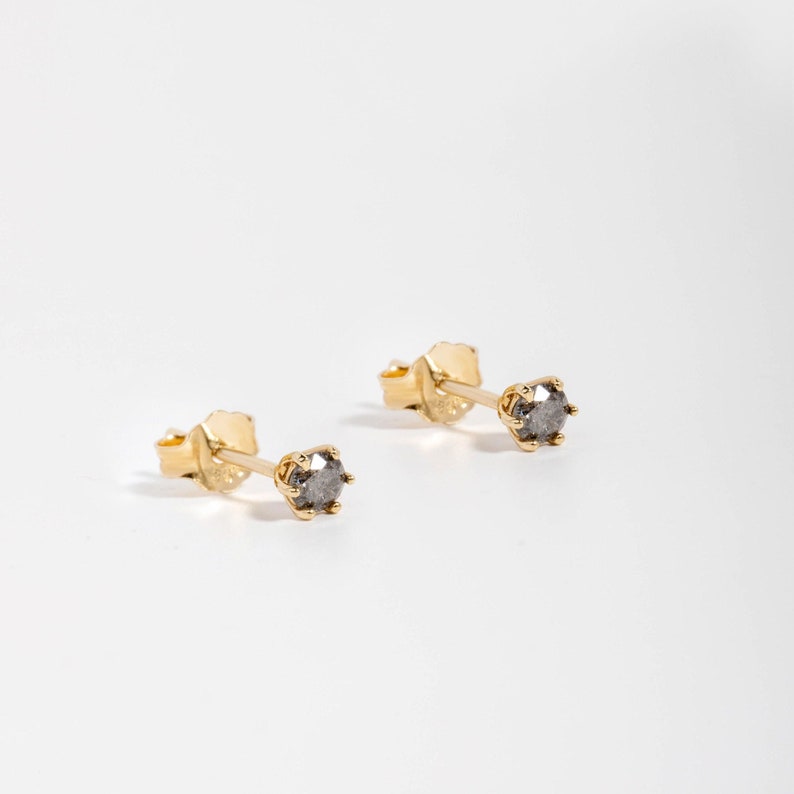 Kyklos Jewelry Pendientes de tuerca de oro macizo de 14 quilates con diamantes grises, regalo de cumpleaños para ella GE00013 imagen 1