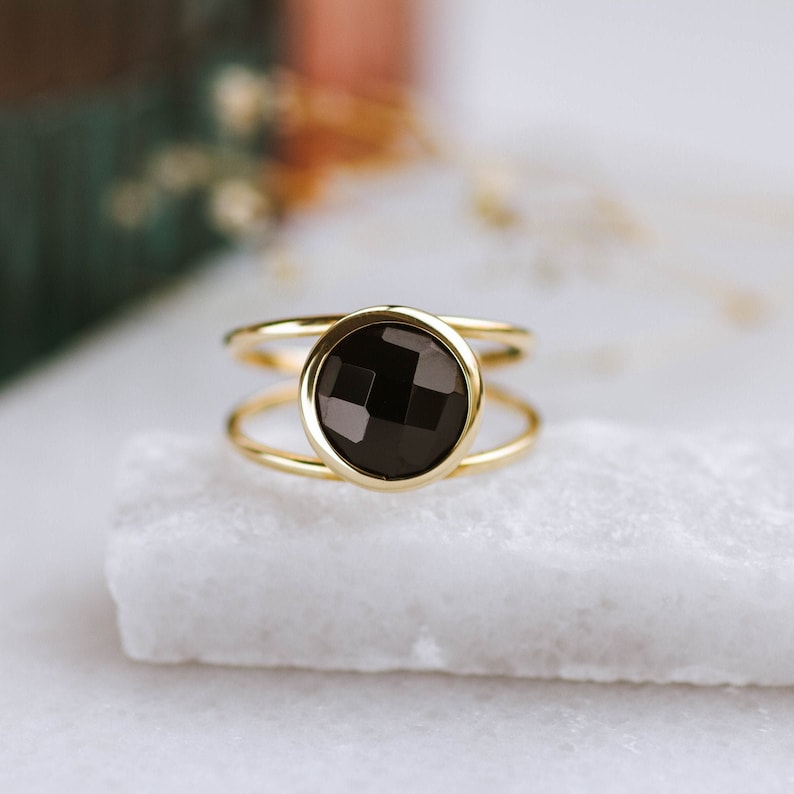 Double band gold ring with a natural black onyx gemstone 10mm diameter in bezel setting.