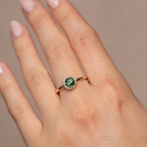 Groene saffier verlovingsring 14K gouden diamanten Halo natuurlijke groene edelsteenring Kyklos sieraden GR00427-001 afbeelding 3