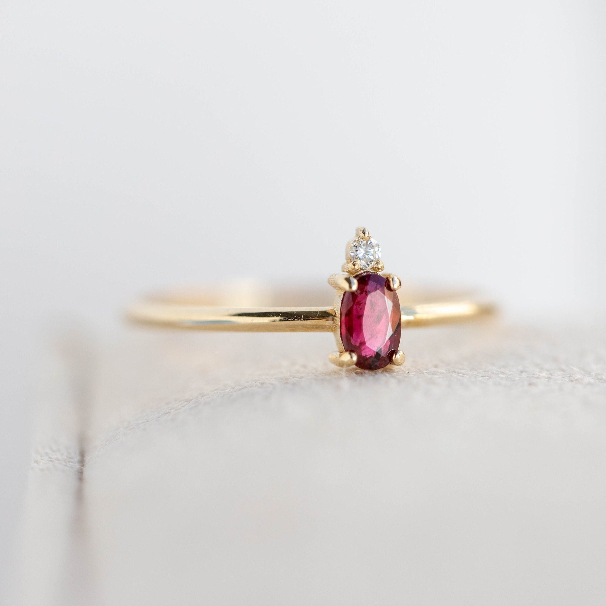 Bague Or Jaune 14 Carats – Rubis Naturel 3,11 Ct Et Diamants – Taille Ovale – Taille 7
