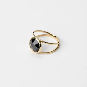 Side view of the double band ring with onyx gemstone