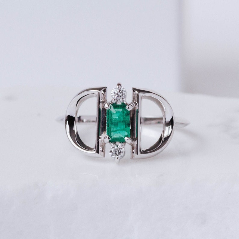 Art deco emerald ring in 14K white gold with 2 diamonds