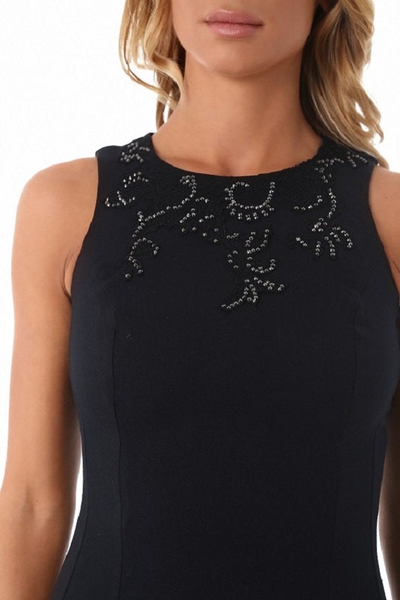 sleeveless black cocktail dress