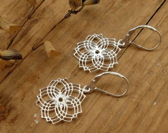 Snowflake earrings in 925 Sterling Silver - lovely for a winter wedding, and as Christmas Jewelry, ice earrings, Mum Gift, tiny snowflakes