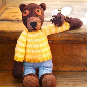 Teddy CARLOS and the honey bee, knitting pattern image 1