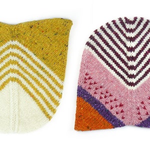 Puede incluir: Dos gorros de punto con patrones de chevron. El gorro de la izquierda es amarillo con rayas blancas. El gorro de la derecha es rosa con rayas moradas, naranjas y blancas.