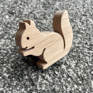 Pomo para cajón de madera natural (roble) con temática de ardilla. Se puede utilizar como perchero.