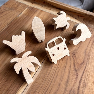 Pomo de cajón de madera natural hecho a mano con temática de playa • Tirador de mueble personalizado • Formas decorativas: furgoneta, surf, ola, tortuga • Habitación infantil divertida