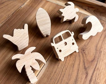 Pomo de cajón de madera natural hecho a mano con temática de playa • Tirador de mueble personalizado • Formas decorativas: furgoneta, surf, ola, tortuga • Habitación infantil divertida