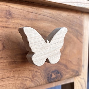 天然木の蝶型引き出しノブ（オーク）/子供部屋や赤ちゃんの部屋の家具のリフォーム装飾/コートフックとしても使えます*