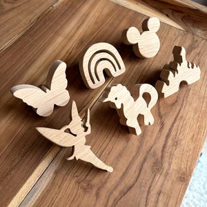 Decorative solid oak drawer knob – Handcrafted children's furniture handle – DISNEY motifs for dresser – Can be used as a coat hook*