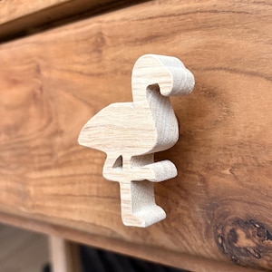 Bouton de tiroir Flamant Rose bois naturel (chêne) / décoration relooking meuble chambre d'enfant ou bébé / peut s'utiliser comme patère*