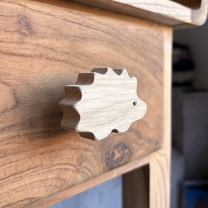 Houten ladeknopjes in de vorm van een egel – Decoratie met natuurthema voor de kinder- of babykamer – Gepersonaliseerde houten meubelgreep – Gepersonaliseerd kraamcadeau