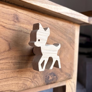 Pomo de cajón con forma de ciervo, madera natural Bambi (roble) / Decoración para renovar el aspecto de los muebles de la habitación de los niños o del bebé / Se puede utilizar como perchero*