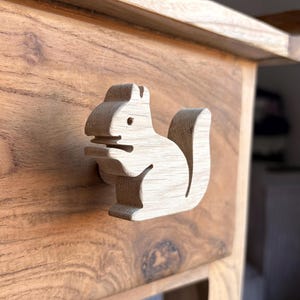 Squirrel drawer knob in natural wood (oak) / decoration for renovating furniture in a child's or baby's bedroom (can be used as a coat hook*)