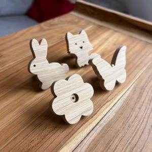 Tirador de cajón de madera natural hecho a mano con forma de flor de primavera • Tirador de mueble personalizado • Forma decorativa personalizada • Habitación infantil divertida