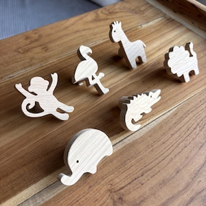Schubladengriffe aus Holz mit Safari-Tiermotiven – Griffe für Kindermöbel aus Eiche – Dschungel-Deko fürs Kinderzimmer – Handgefertigt