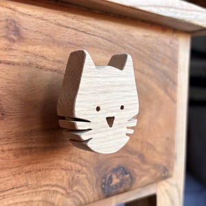 Cat-themed drawer knob in natural wood (oak) / bedroom furniture handle / can be used as a coat hook*