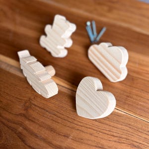 Puede incluir: Un juego de tres cuencos de cerámica anidados en tonos de azul, verde y blanco. Los cuencos presentan un esmalte moteado y un diseño sencillo y moderno. El cuenco más grande tiene aproximadamente 17,8 cm de diámetro.