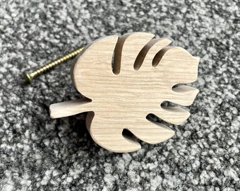 Jungle palm theme drawer knob in natural wood (oak) / can be used as a coat hook*