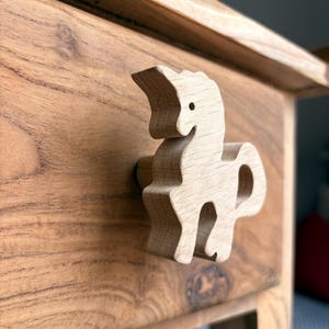 Bouton de tiroir Licorne bois naturel (chêne) / décoration relooking meuble chambre d'enfant ou bébé / peut s'utiliser comme patère*