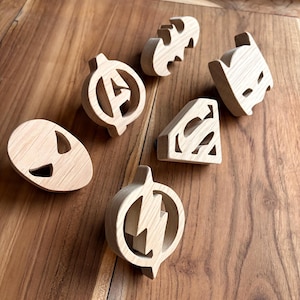 Pomello per cassetto in legno a forma di supereroe – Maniglia fai da te per mobili per bambini, decorazione per cameretta – Superman, Batman, Spiderman, Flash, Avengers fatti a mano