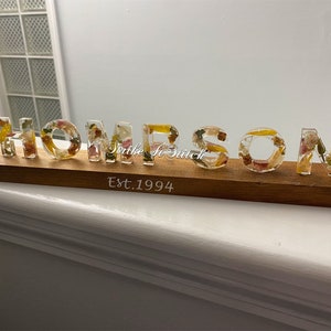 Placa de resina con nombre floral personalizada. Conserva tus flores favoritas. Crea un regalo memorable, hermoso y único.