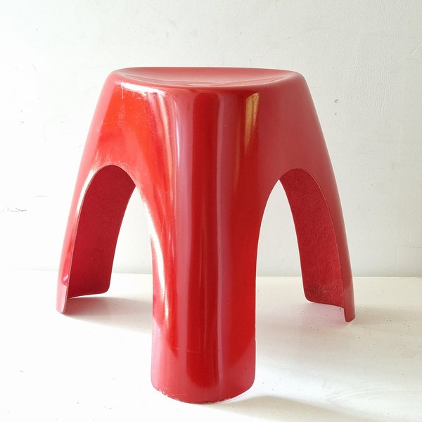 Original 1960 Sori Yanagi tabouret éléphant en fibre de verre rouge Puig Space age Mid-century design japonais moderne Chaise d'appoint Kotobuki