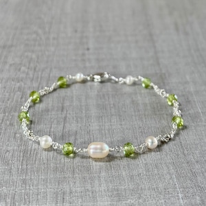 Peridot and pearl bracelet, June August birthstone gift, sterling silver chain bracelet, olive green gemstone stacking bracelet, women, girl