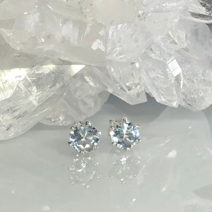 Echte Aquamarin Ohrstecker, zierliche Aquamarin Ohrstecker, 4 mm AAA Aquamarin Ohrringe, März Geburtsstein, minimalistisch, winziger blauer Edelstein