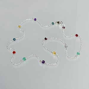 Ras de cou multi-perles, collier de pierres précieuses mélangées, collier chakra de pierres précieuses véritables, tour de cou minimaliste en cristal de couleur tendance, superposition