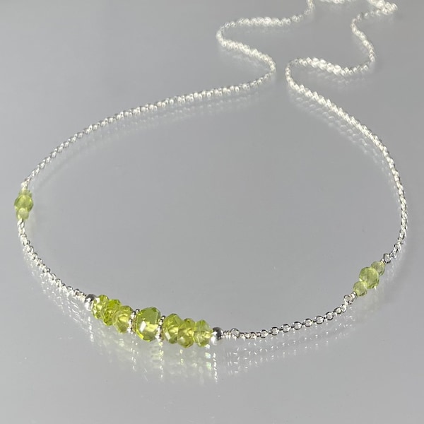 Delicado collar de peridoto en plata, gargantilla de peridoto genuino, peridoto (piedra de nacimiento de agosto), piedra preciosa verde, collar minimalista con barra de peridoto en capas.