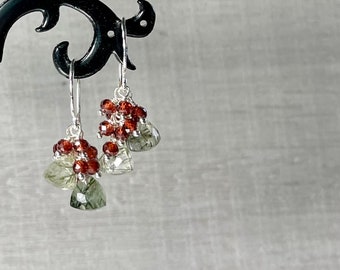 Quartz rutilé vert avec boucles d'oreilles grenat, boucles d'oreilles grappes de grenat rouge, boucles d'oreilles pendantes quartz rutile vert, quartz cristal naturel