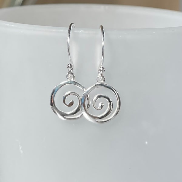 Boucles d'oreilles tourbillon en argent sterling, boucles d'oreilles spirales, boucles d'oreilles pendantes, bijoux délicats de tous les jours, boucles d'oreilles simples et courtes, cadeau pour maman