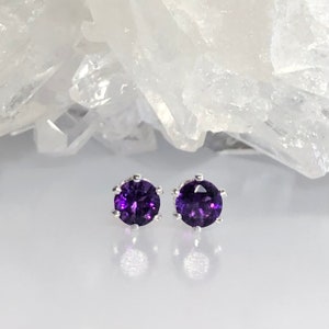 Clous d&#39;oreilles en améthyste véritable, clous d&#39;améthyste de 4 mm, clous de pierres précieuses violettes, petites boucles d&#39;oreilles en améthyste violette, boucles d&#39;oreilles minimalistes délicates